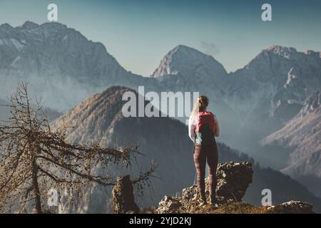 Vue panoramique de la montagne d'automne, Alpes européennes, d'un point de vue, où la femme caucasienne randonneur est debout. Le soleil brille haut dans les montagnes, un Banque D'Images