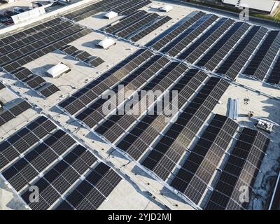 Vue aérienne des panneaux solaires sur bâtiments industriels. Point de vue drone, survolant une zone industrielle, avec des toits recouverts de panneaux solaires Banque D'Images