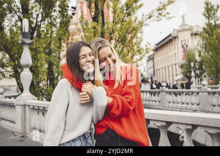 Deux jeunes femmes caucasiennes s'amusant sur la rue de la ville en plein air, meilleures amies profitant d'une journée de vacances ensemble, style de vie heureux, jeunesse et jeune femme Banque D'Images
