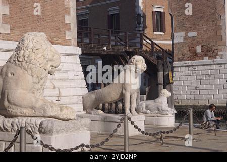 Italie, Vénétie, Serenissima, la puissance de la mer, Arsenale, L'entrée, trois lions de marbre, lion de l'île de Délos, un canal d'eau, une femme assise Banque D'Images