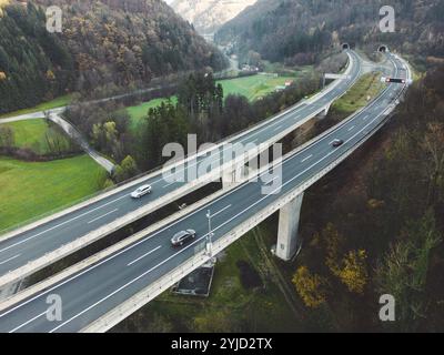 Drone Shoot vue aérienne d'une autoroute traversant la Slovénie. Collines verdoyantes autour Banque D'Images