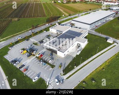 Vue aérienne d'un bâtiment industriel avec un grand parking quelque part dans la campagne de Slovénie Banque D'Images