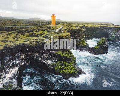 Vue du phare orange de Svortuloft par la mer dans les hautes terres de l'ouest de l'Islande, péninsule de Snaefellsnes, point de vue près du phare de Svortuloft. Spectaculaire Banque D'Images