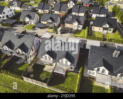 Vue par drone, prise de vue aérienne de maisons neuves dans la banlieue de Slovénie, quelque part à la campagne, en Europe. Nouvelles maisons modernes, maisons familiales Banque D'Images
