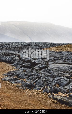 Volcan actif Geldingadalir, errupting en 2021, Fagradalsfjall et 2022 -Meradalir. Des roches de lave encore chaudes, de la vapeur venant des terres. gre foncé Banque D'Images