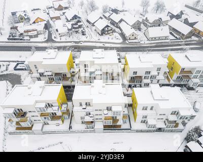 Complexe d'appartements nouvellement construit, architecture moderne, bâtiment résidentiel sur une journée d'hiver enneigée Banque D'Images