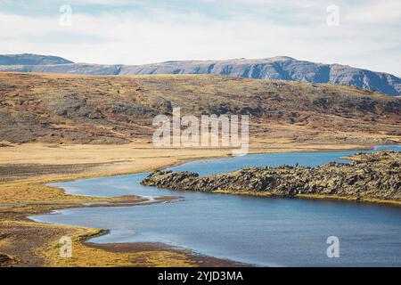 Lac Selvallavatn dans la péninsule de Snaefellsnes dans l'ouest de l'Islande, belles montagnes coney en arrière-plan. Banque D'Images