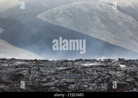 Volcan actif Geldingadalir, errupting en 2021, Fagradalsfjall et 2022 -Meradalir. Des roches de lave encore chaudes, de la vapeur venant des terres. gre foncé Banque D'Images