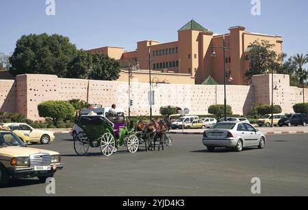 Trafic sur les remparts de la ville, Hôtel Mamounia Banque D'Images