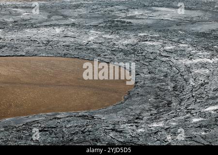 Volcan actif Geldingadalir, errupting en 2021, Fagradalsfjall et 2022 -Meradalir. Des roches de lave encore chaudes, de la vapeur venant des terres. gre foncé Banque D'Images