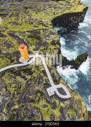 Vue du phare orange de Svortuloft par la mer dans les hautes terres de l'ouest de l'Islande, péninsule de Snaefellsnes, point de vue près du phare de Svortuloft. Spectaculaire Banque D'Images