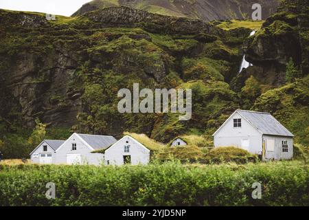 Vue typique des maisons en gazon dans la campagne islandaise. Lever de soleil spectaculaire en été dans le village de Skogar, au sud de l'Islande, en Europe. Concept de voyage backgrou Banque D'Images