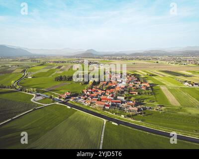 Drone photos de zones de banlieue en dehors de la ville dans la campagne par une journée ensoleillée. Maisons familiales, maisons modernes, maison nouvellement construite dans la banlieue Banque D'Images