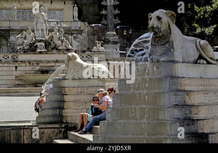 Touristes sur la Piazza del Popolo Banque D'Images