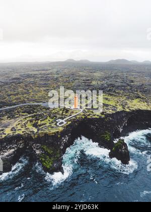 Vue du phare orange de Svortuloft par la mer dans les hautes terres de l'ouest de l'Islande, péninsule de Snaefellsnes, point de vue près du phare de Svortuloft. Spectaculaire Banque D'Images