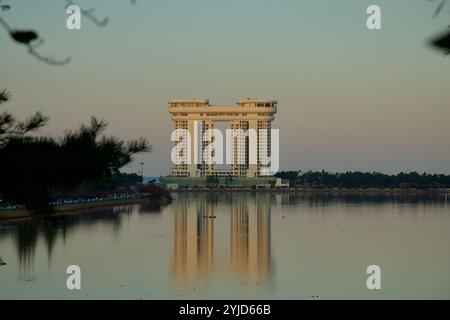 Gangneung, Corée du Sud - 3 novembre 2024 : L'architecture moderne de l'hôtel Skybay se reflète magnifiquement dans les eaux tranquilles du lac Gyeongpo Banque D'Images