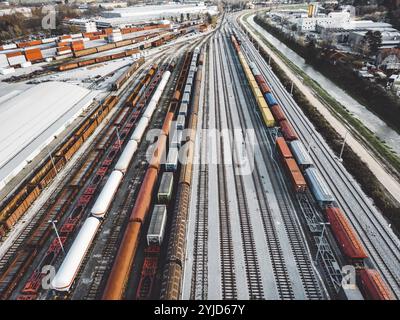 Les trains de fret de près. Vue aérienne de trains de marchandises colorées sur la gare. Wagons à marchandises sur le chemin de fer. L'industrie lourde. Concep industrielle Banque D'Images