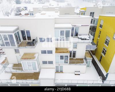 Complexe d'appartements nouvellement construit, architecture moderne, bâtiment résidentiel sur une journée d'hiver enneigée Banque D'Images