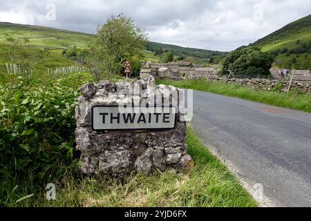 Le panneau routier pour le hameau de Thwaite sur Pennine Way à Swaledale, Yorkshire Dales National Park. Angleterre, Royaume-Uni Banque D'Images