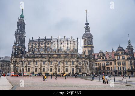 Dresde, Allemagne - 10 décembre 2022. Theaterplatz en neigeant Banque D'Images