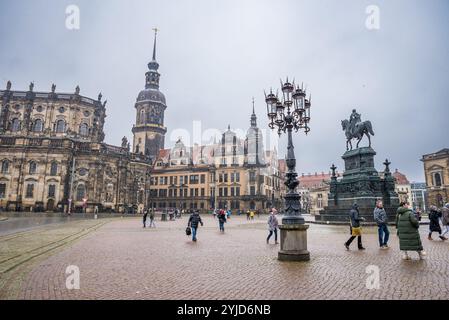 Dresde, Allemagne - 10 décembre 2022. Theaterplatz en neigeant Banque D'Images