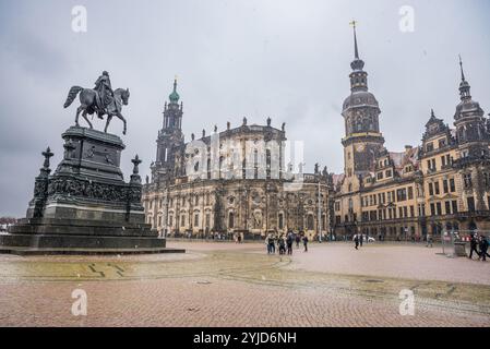 Dresde, Allemagne - 10 décembre 2022. Theaterplatz en neigeant Banque D'Images