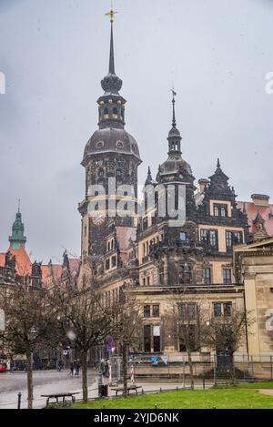 Dresde, Allemagne - 10 décembre 2022. Theaterplatz en neigeant Banque D'Images