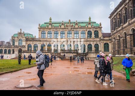 Dresde, Allemagne - 10 décembre 2022. Dresdner Zwinger en neigeant Banque D'Images