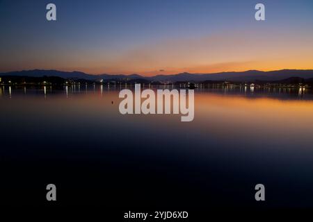 Gangneung, Corée du Sud - 3 novembre 2024 : vue paisible au crépuscule sur le lac Gyeongpodae à Gangneung, Corée du Sud. L'eau calme reflète le fadin Banque D'Images