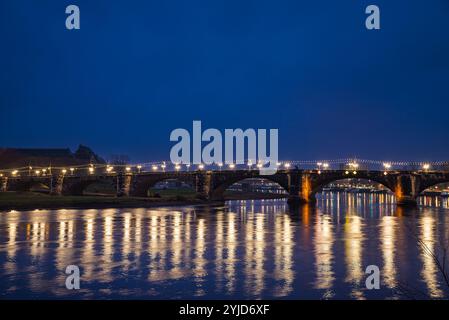 Dresde, Allemagne - 10 décembre 2022. Augustus Bridge dans la soirée avec des lumières sur miroir sur la surface de l'eau Banque D'Images