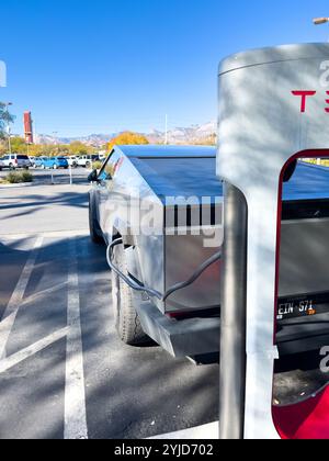 Recharge futuriste Tesla Cybertruck à la station de suralimentation Banque D'Images