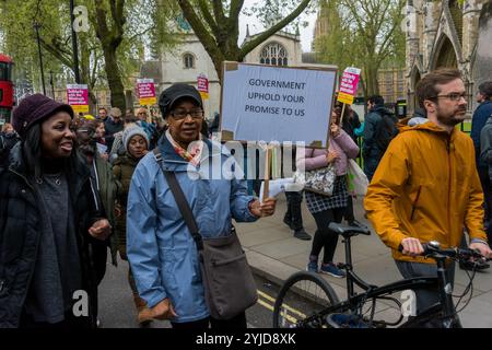 Londres, Royaume-Uni. 28 avril 2018. Une femme sur la marche de la place du Parlement au ministère de l'intérieur tient une affiche «le gouvernement respecte votre promesse à nous». La manifestation a été organisée par un individu dégoûté par l'incompétence du gouvernement et a délibérément ciblé des attaques contre les immigrants légaux. L'organisatrice Sara Burke a écrit que « le traitement odieux par le gouvernement de ceux de la génération Windrush est un embarras national » et a planifié la marche vers le Home Office pour faire pression sur eux pour qu'ils tiennent leurs promesses à ces gens. En plus de l'organisatrice de l'événement Sara Burke, il y avait également des orateurs de Doc Banque D'Images