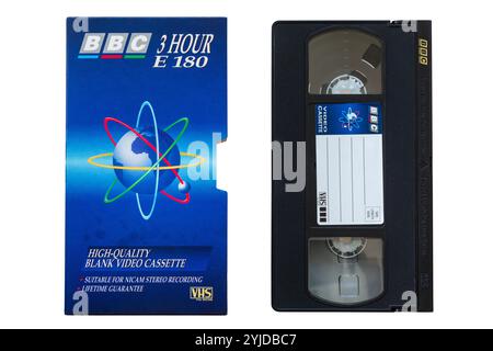 Bande vidéo BBC VHS, cassette vidéo vierge de haute qualité 3 heures E 180 isolé sur fond blanc Banque D'Images