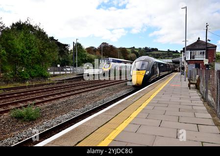 Trains en attente de départ à Totnes, South Devon. Banque D'Images