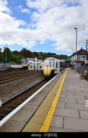 Trains en attente de départ à Totnes, South Devon. Banque D'Images