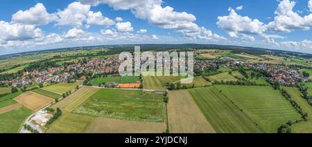 Sommerlicher Ausblick auf den Altmühlsee BEI Muhr am See in Mittelfranken Die Landschaft am Altmühlsee im Fränkischen Seenland rund um d *** Summer vi Banque D'Images