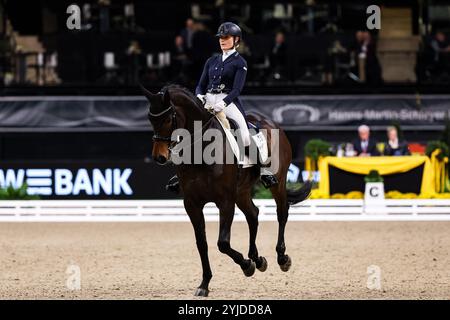 Siegerin Carina Harnisch auf FBW Francis Nat. Dressurpruefung kl. S Aufgabe : intermédiaire I - Kuer Finalpruefung GER, Stuttgart German Masters 2024, 38. internationale Reitturnier, 14.11.2024 Foto : Eibner-Pressefoto/Roger Buerke Banque D'Images