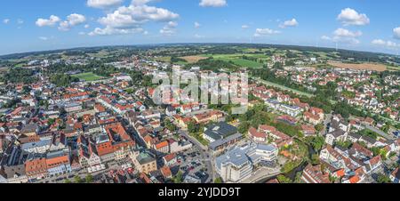 Die oberbayerische Kreisstadt Pfaffenhofen an der ILM von oben Blick auf Pfaffenhofen an der ILM im Hopfenland Hallertau in Bay *** haute-Bavière Banque D'Images