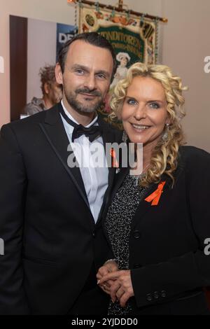 Fernseh-Moderatorin Victoria Herrmann und ihr Ehemann David Böthig während der After Show Party der 16. HOPE Gala im Schauspielhaus Dresde. *** Présentatrice de télévision Victoria Herrmann et son mari David Böthig lors de l'After Show Party du 16 HOPE Gala au Schauspielhaus Dresde Banque D'Images