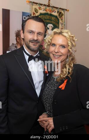 Fernseh-Moderatorin Victoria Herrmann und ihr Ehemann David Böthig während der After Show Party der 16. HOPE Gala im Schauspielhaus Dresde. *** Présentatrice de télévision Victoria Herrmann et son mari David Böthig lors de l'After Show Party du 16 HOPE Gala au Schauspielhaus Dresde Banque D'Images