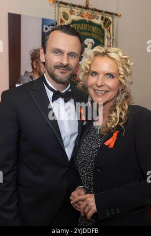 Fernseh-Moderatorin Victoria Herrmann und ihr Ehemann David Böthig während der After Show Party der 16. HOPE Gala im Schauspielhaus Dresde. *** Présentatrice de télévision Victoria Herrmann et son mari David Böthig lors de l'After Show Party du 16 HOPE Gala au Schauspielhaus Dresde Banque D'Images