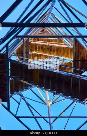 Géométrie de la tour de la caverne de cendres en mouvement par le bas Banque D'Images