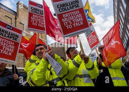 Londres, Royaume-Uni. Les anciens travailleurs de Carrillion devant les bureaux de la direction du British Museum lors de la manifestation par des employés dont les emplois ont été privatisés malgré les oppositions syndicales et sont devenus des employés de Carillion et ont été laissés dans les limbes après la faillite de la société. Ils exigent que le British Museum discute avec leurs syndicats, le PCSm et Unite, ramène le personnel dans un emploi direct et protège leurs emplois, leurs pensions et leurs conditions. Parmi les intervenants de la manifestation figuraient le secrétaire général DU PCS Mark Serwotka, Clara Paillard, présidente du PCS culture Group et Zita Holbourne. Shadow Chancelier John Banque D'Images