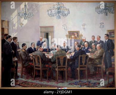 La Conférence de Téhéran ("la Conférence des trois grands"). 1943. Musée : Galerie nationale Tretiakov, Moscou. Auteur : Alexander Mikhailovich Gerasimov. Copyright : cette œuvre n'est pas dans le domaine public. Il est de votre responsabilité d'obtenir toutes les autorisations de tiers nécessaires auprès du gestionnaire de droits d'auteur dans votre pays avant la publication. Banque D'Images