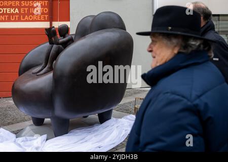 Rakovnik, République tchèque. 14 novembre 2024. Le peintre et sculpteur Jaroslav Rona a dévoilé sa sculpture "le lecteur dans la chaise" devant le bâtiment du Centre d'études et de services sociaux polyvalents de Rakovnik, république tchèque, le 14 novembre 2024. Crédit : Ondrej Deml/CTK photo/Alamy Live News Banque D'Images