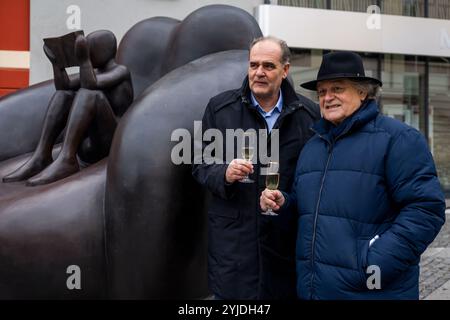 Rakovnik, République tchèque. 14 novembre 2024. Le maire de Rakovnik, Ludek Stibr, à gauche, et le peintre et sculpteur Jaroslav Rona ont dévoilé la sculpture "le lecteur dans la chaise" devant le bâtiment du Centre d'études et de services sociaux polyvalents de Rakovnik, république tchèque, le 14 novembre 2024. Crédit : Ondrej Deml/CTK photo/Alamy Live News Banque D'Images