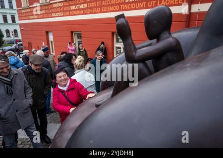 Rakovnik, République tchèque. 14 novembre 2024. Le peintre et sculpteur Jaroslav Rona (non vu) a dévoilé sa sculpture "le lecteur dans la chaise" devant le bâtiment du Centre d'études et de services sociaux polyvalents à Rakovnik, république tchèque, le 14 novembre 2024. Crédit : Ondrej Deml/CTK photo/Alamy Live News Banque D'Images