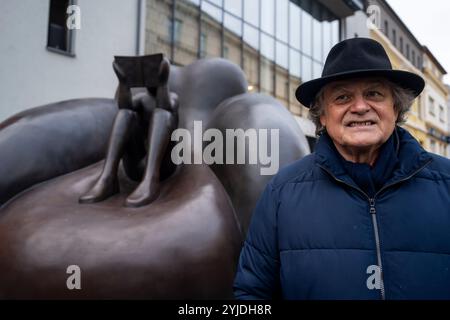 Rakovnik, République tchèque. 14 novembre 2024. Le peintre et sculpteur Jaroslav Rona a dévoilé sa sculpture "le lecteur dans la chaise" devant le bâtiment du Centre d'études et de services sociaux polyvalents de Rakovnik, république tchèque, le 14 novembre 2024. Crédit : Ondrej Deml/CTK photo/Alamy Live News Banque D'Images