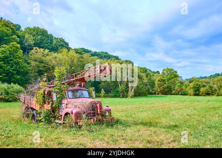 Camion de pompier rouillé abandonné dépassé par la nature dans Ohio Field Eye-Level View Banque D'Images