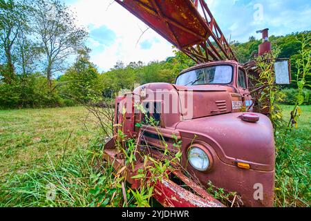 Camion vintage rouillé envahi par la végétation dans la campagne de l'Ohio Eye Level View Banque D'Images